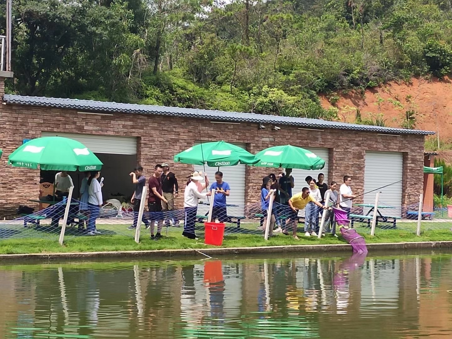 环测威小哥的钓鱼水准也是不赖的 环测威小哥的钓鱼水准也是不赖的